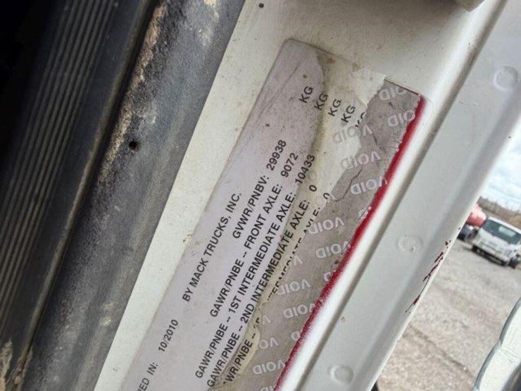 2011-mack-granite-gu813-image-10