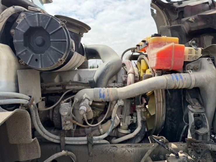 2011-mack-granite-gu813-image-45