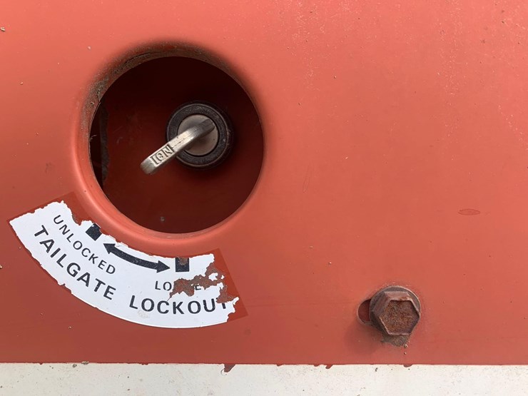 hesston-560-image-24