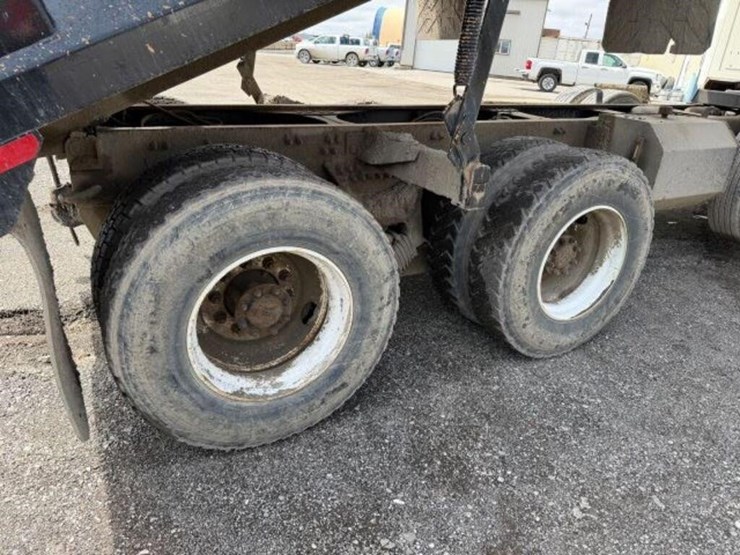 2011-mack-granite-gu813-image-63