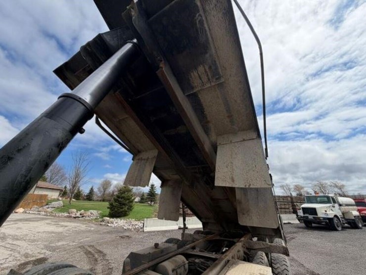 2011-mack-granite-gu813-image-33