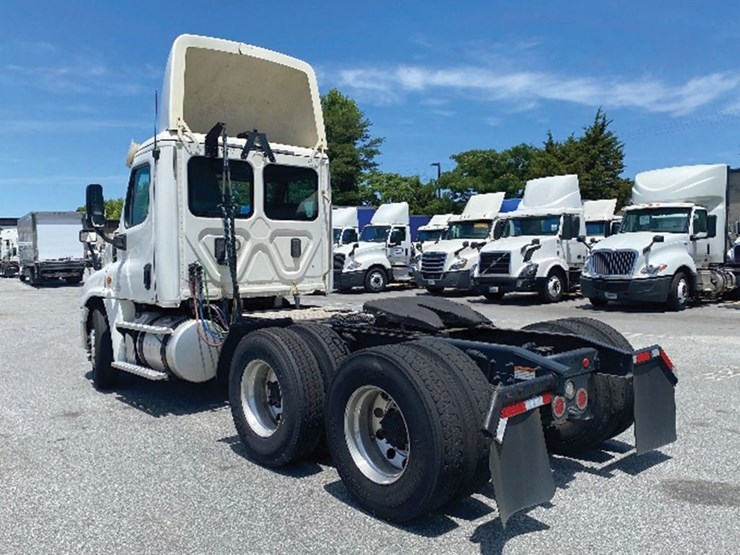 2017-freightliner-cascadia-125-image-2