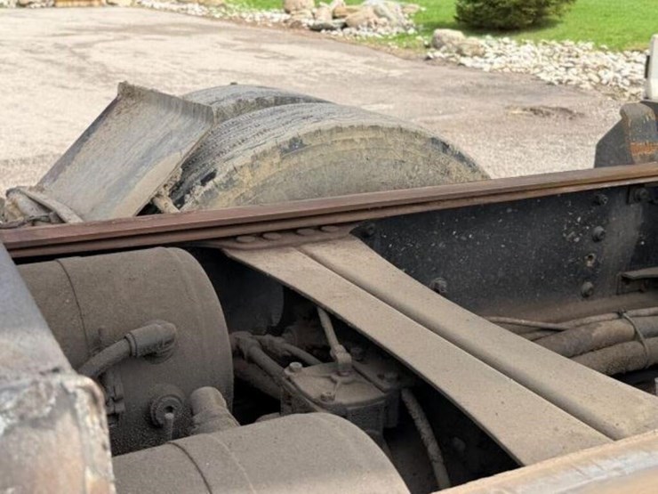 2011-mack-granite-gu813-image-30