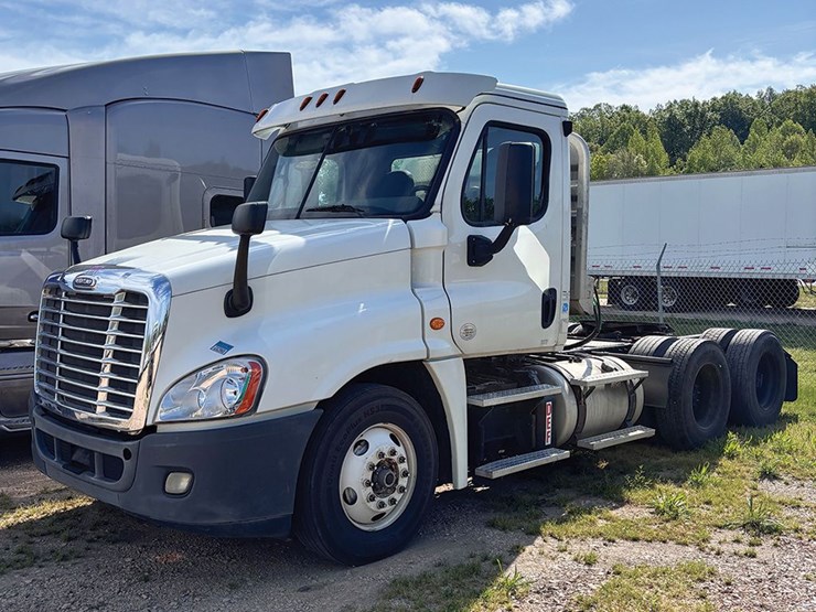 2016-freightliner-cascadia-125-image-1