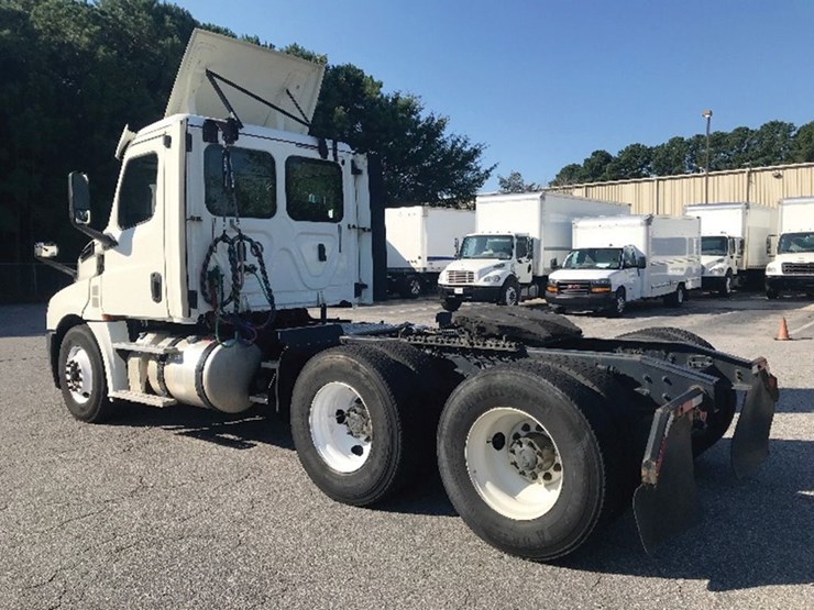 2018-freightliner-cascadia-126-image-2