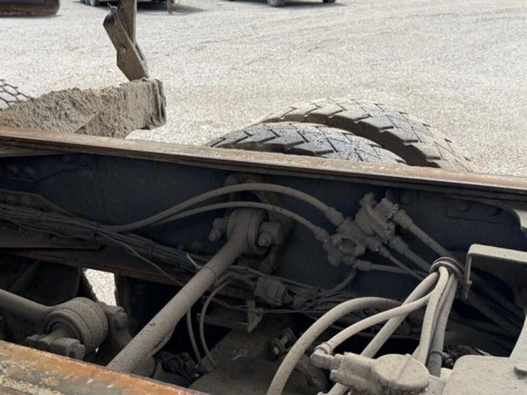 2011-mack-granite-gu813-image-38