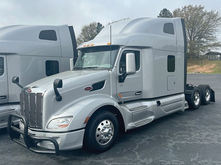2021-peterbilt-579-image-1