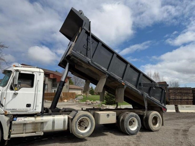 2011-mack-granite-gu813-image-27