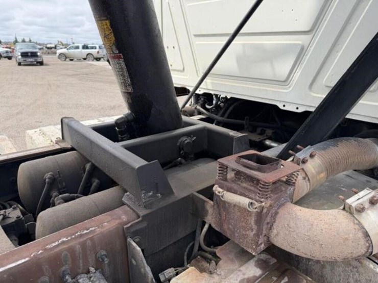 2011-mack-granite-gu813-image-39