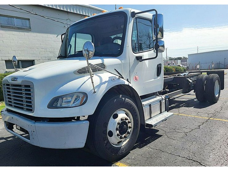 2016-freightliner-m2-106-image-2