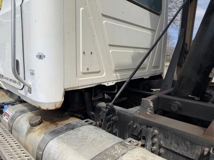 2011-mack-granite-gu813-image-28