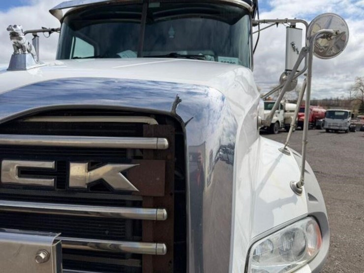 2011-mack-granite-gu813-image-67