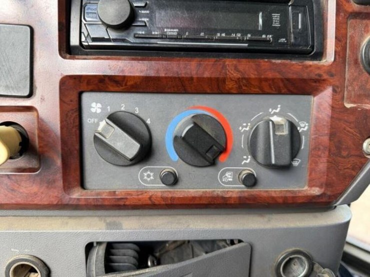 2011-mack-granite-gu813-image-22