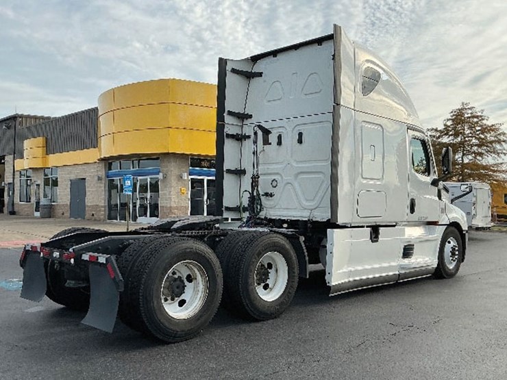 2021-freightliner-cascadia-126-image-2