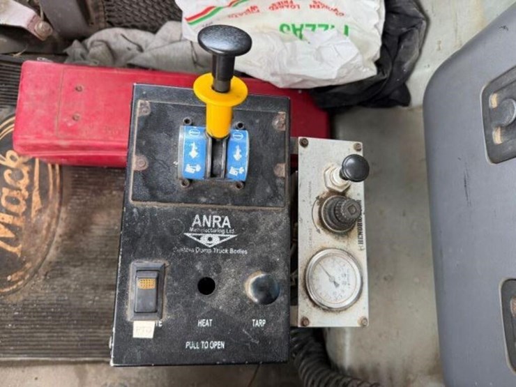 2011-mack-granite-gu813-image-21