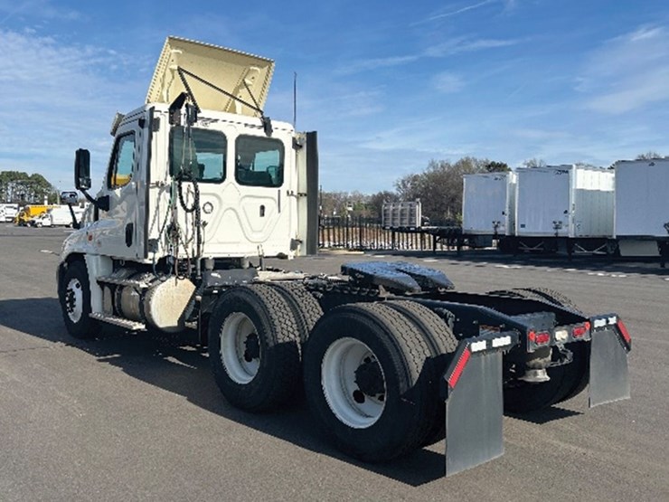 2018-freightliner-cascadia-125-image-2