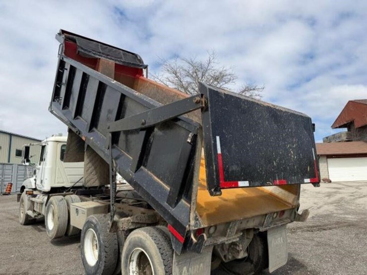 2011-mack-granite-gu813-image-34