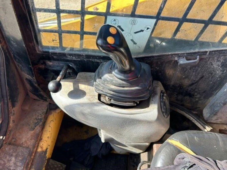 2009-caterpillar-232b2-image-11