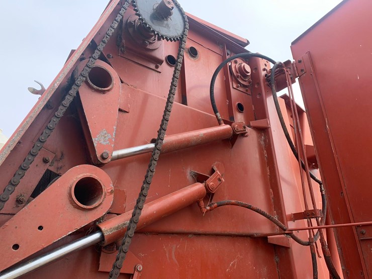 hesston-560-image-11