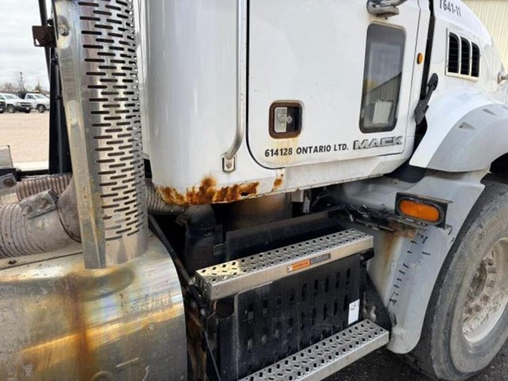 2011-mack-granite-gu813-image-64