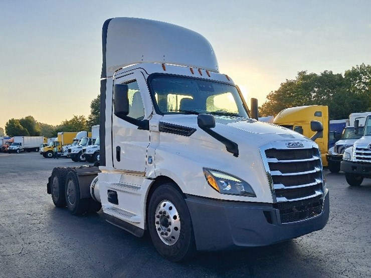 2020-freightliner-cascadia-126-image-1