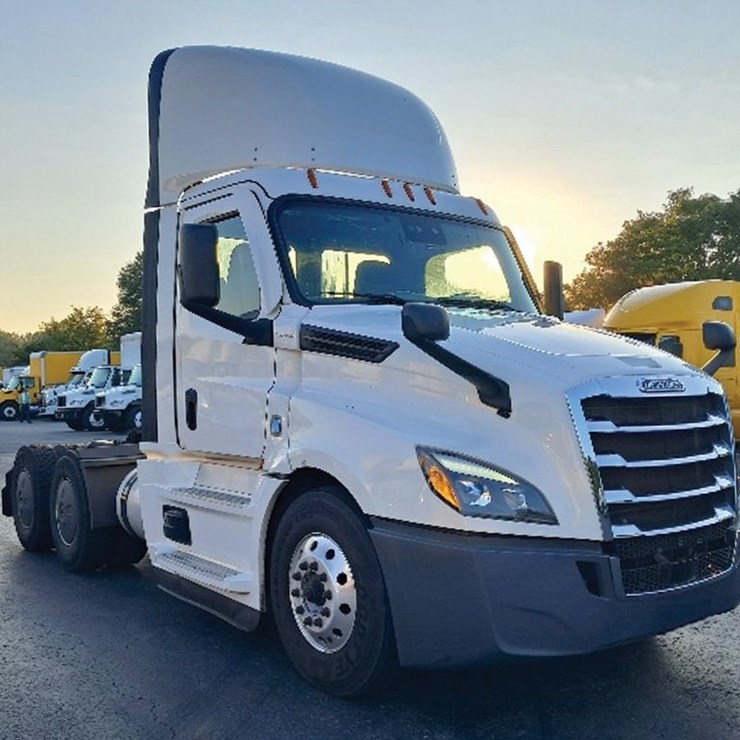2020 FREIGHTLINER CASCADIA 126