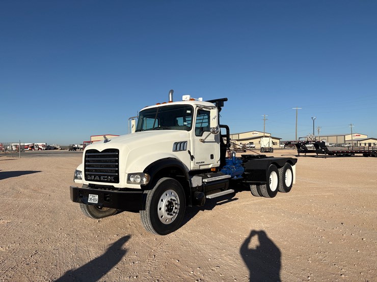 2009-mack-granite-gu713-image-3