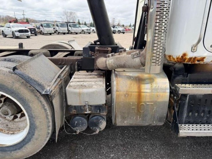 2011-mack-granite-gu813-image-41