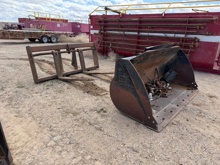 cat-quick-attach-bucket-&-forks-f/-wheel-loader-image-1