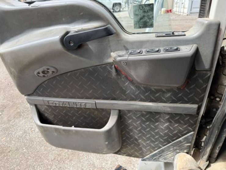 2011-mack-granite-gu813-image-13