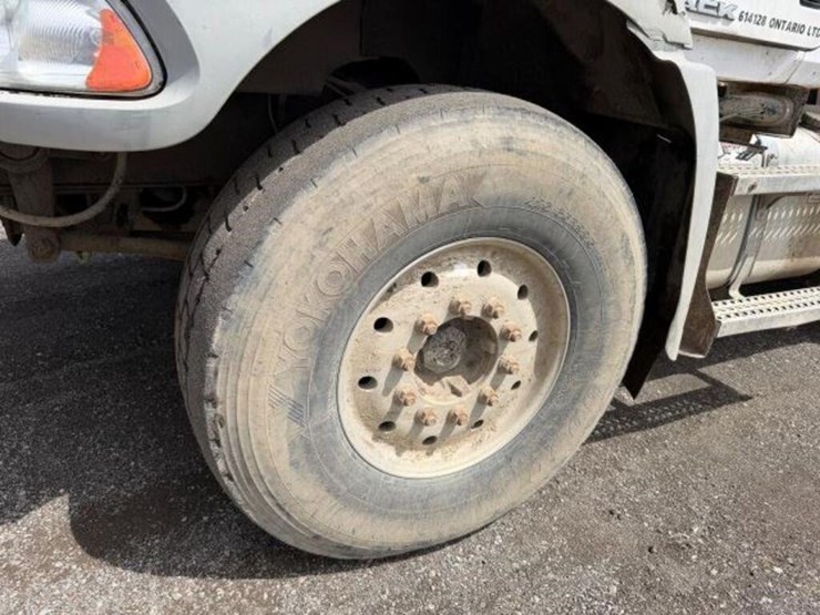 2011-mack-granite-gu813-image-46