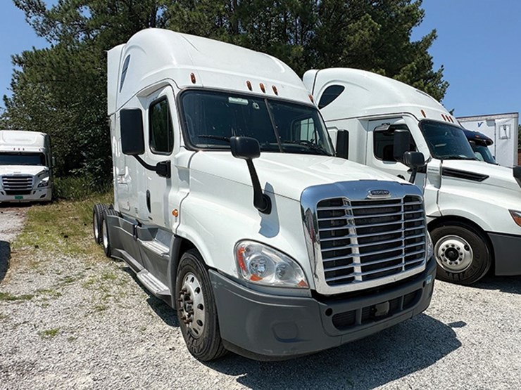 2018-freightliner-cascadia-125-evolution-image-1