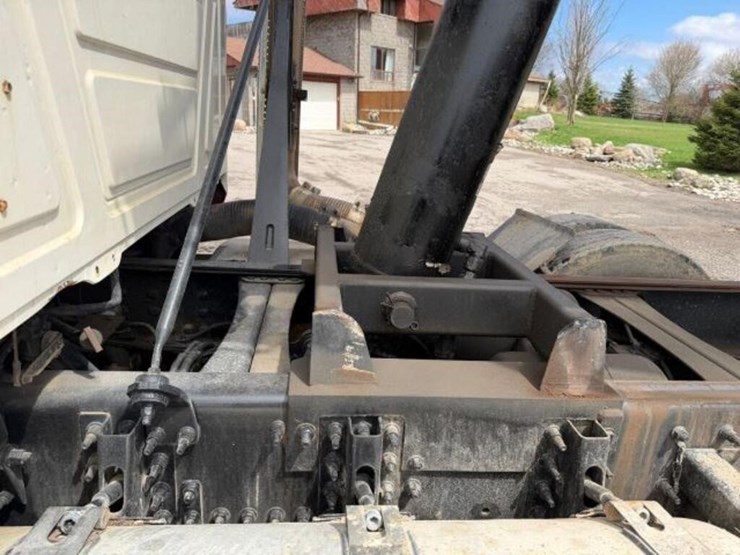 2011-mack-granite-gu813-image-29