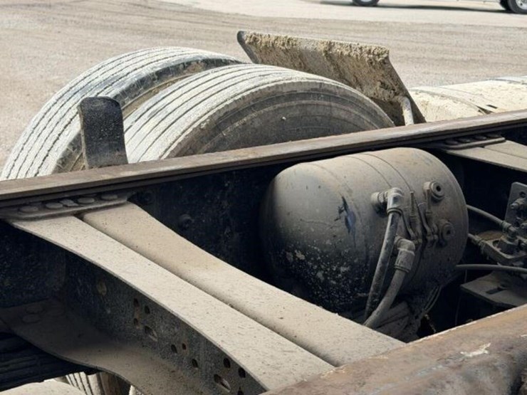 2011-mack-granite-gu813-image-37