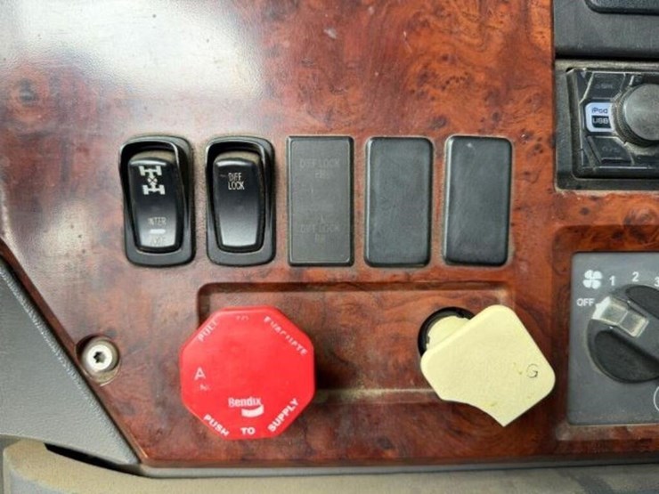 2011-mack-granite-gu813-image-18