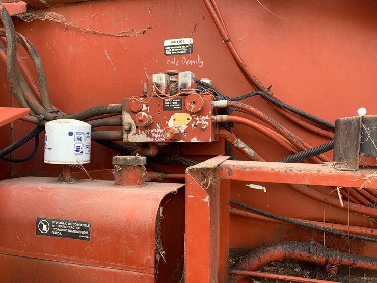 hesston-560-image-16