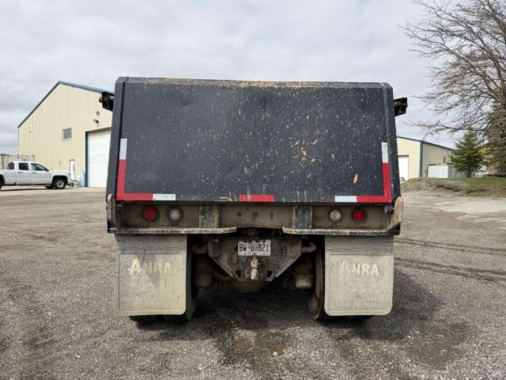 2011-mack-granite-gu813-image-6