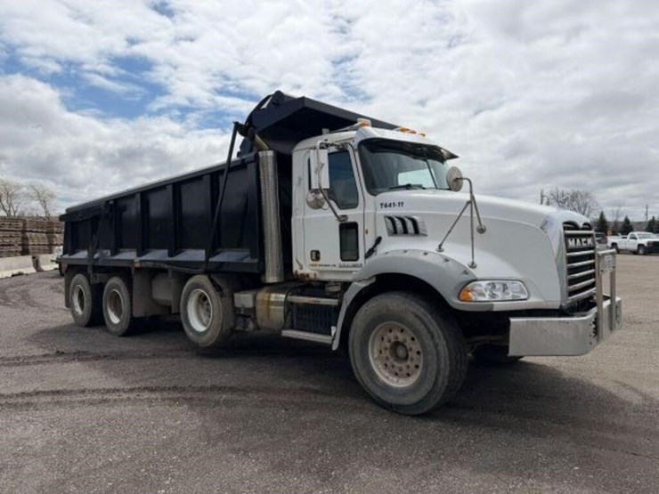 2011-mack-granite-gu813-image-3