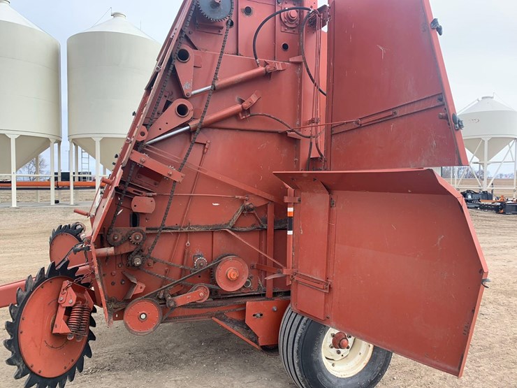 hesston-560-image-10