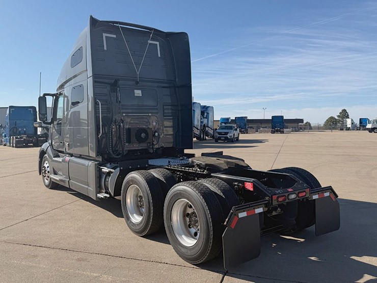 2022-volvo-vnl-760-image-3