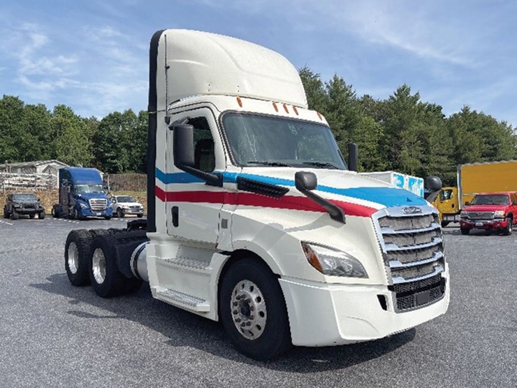 2019-freightliner-cascadia-126-image-1