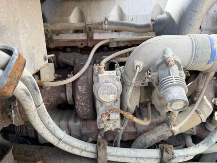 2011-mack-granite-gu813-image-47