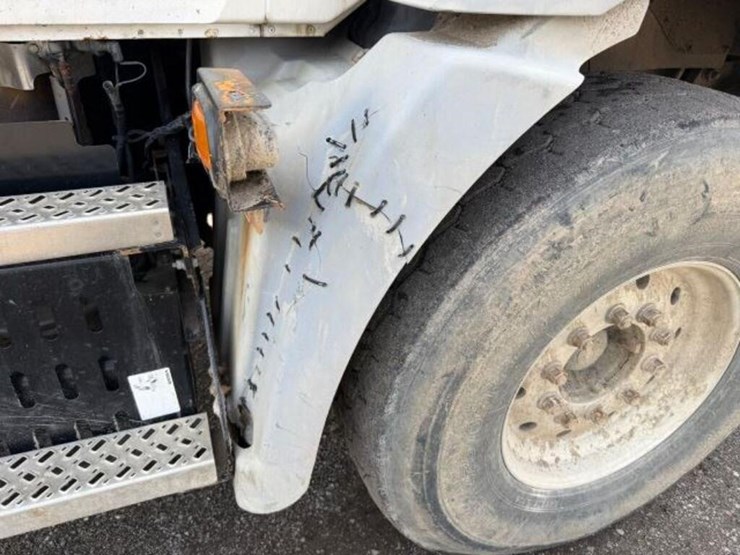 2011-mack-granite-gu813-image-65