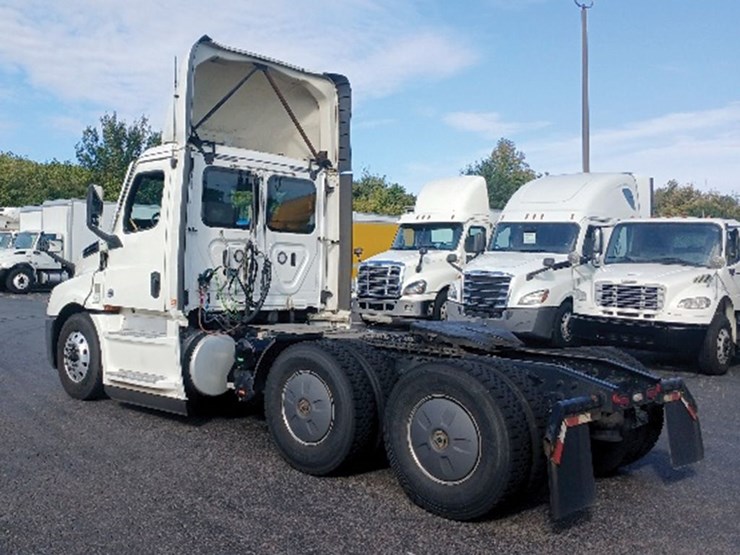 2020-freightliner-cascadia-126-image-2