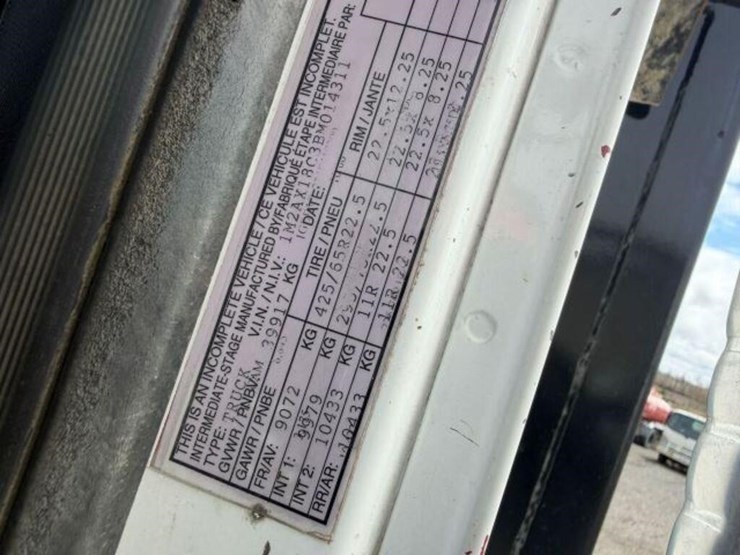 2011-mack-granite-gu813-image-12