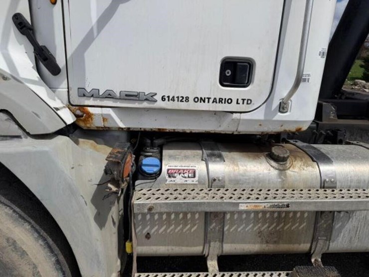 2011-mack-granite-gu813-image-69