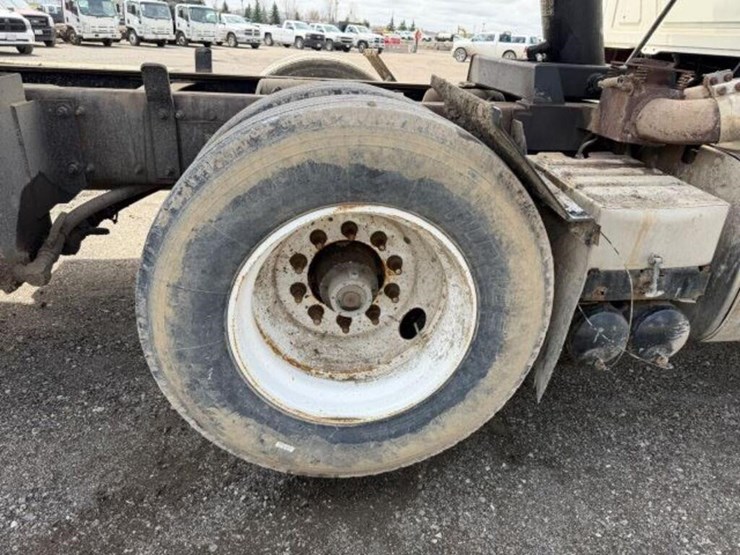 2011-mack-granite-gu813-image-59