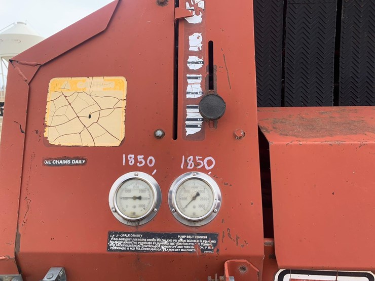 hesston-560-image-22