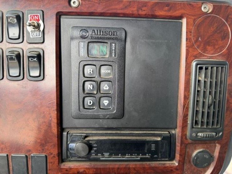 2011-mack-granite-gu813-image-17