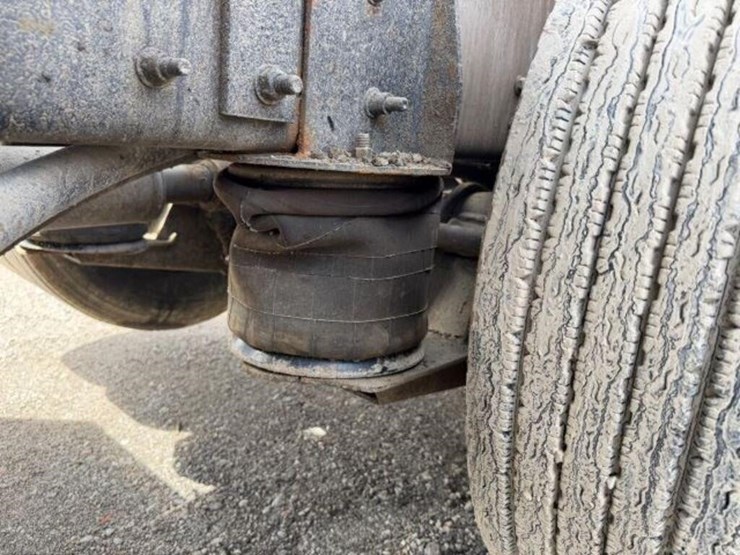 2011-mack-granite-gu813-image-61